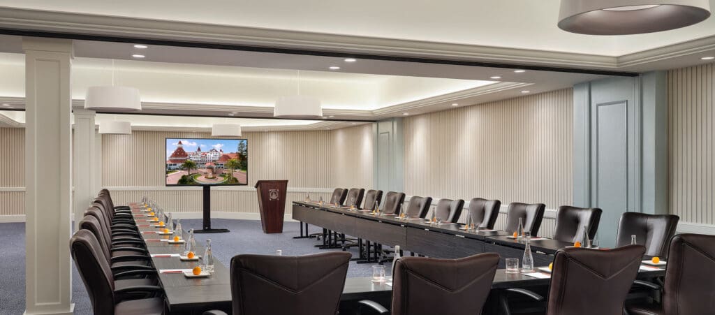 Story Room in u-shape setup